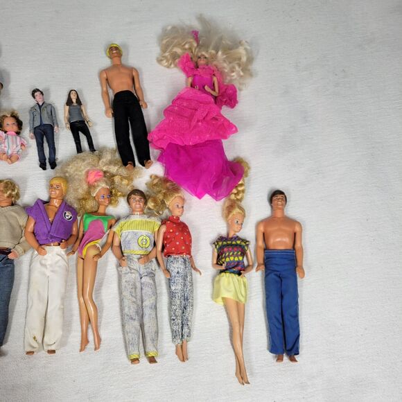 Vintage Barbie Dolls & More Toys Retro Brunette White Caucasian Doll Toy Clothes - Picture 2 of 12